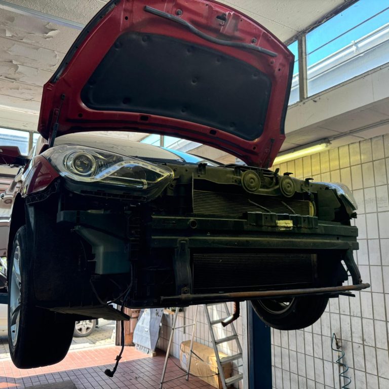 Schnell in die Werkstatt Ein Blick unter das Fahrzeug Peugeot 207