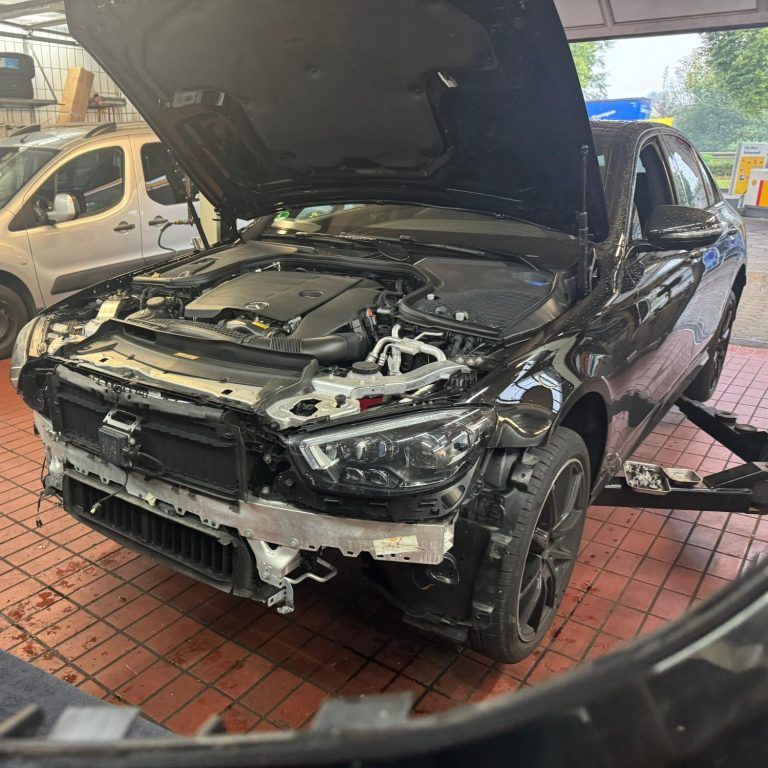 Mercedesexperten Schadensabnahme bei einem Mercedes