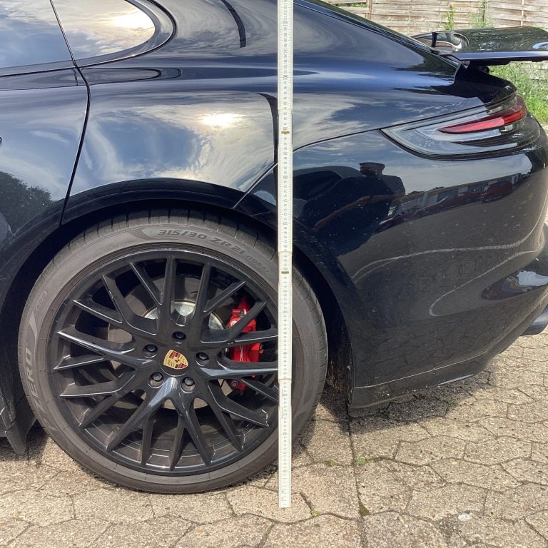 Porsche Panamera Gutachtenvermessung Abnahme eines Schadens bei einem nagelneuen Panamera
