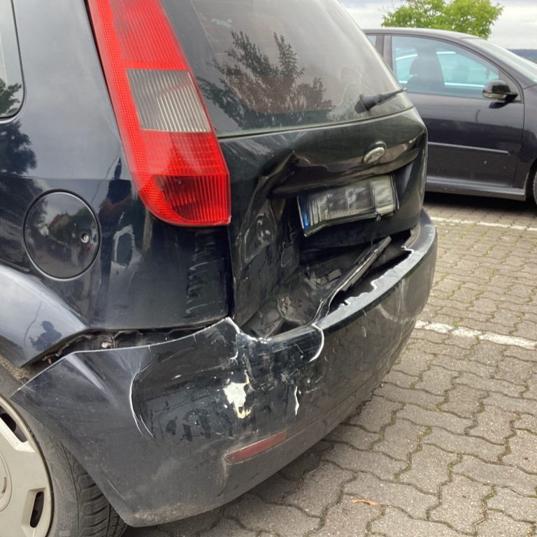 Ford-Unfallschaden Ford Fiesta kurz vor Totalschaden